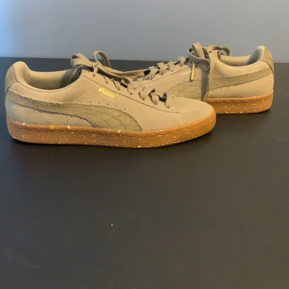 Women suede pumas